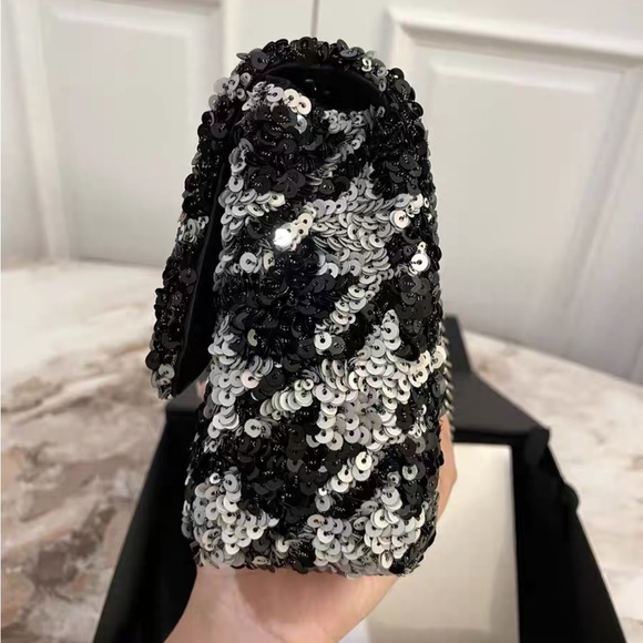 CHANEL BLACK & SILVER SEQUIN HOUNDSTOOTH HALF FLAP MEDIUM - Picture 5 of 10
